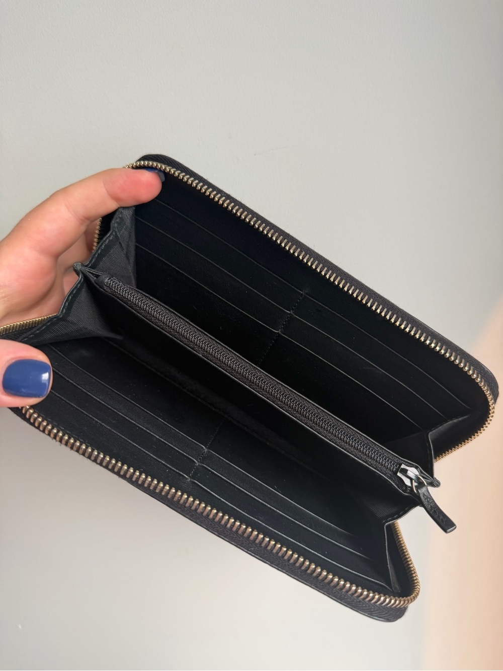 Gucci Black Embossed GG Leather Zip Wallet with Gold Hardware - Picture 7 of 8